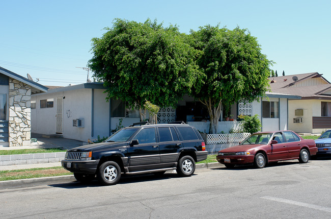 1975 N Highland St in Orange, CA - Foto de edificio - Building Photo