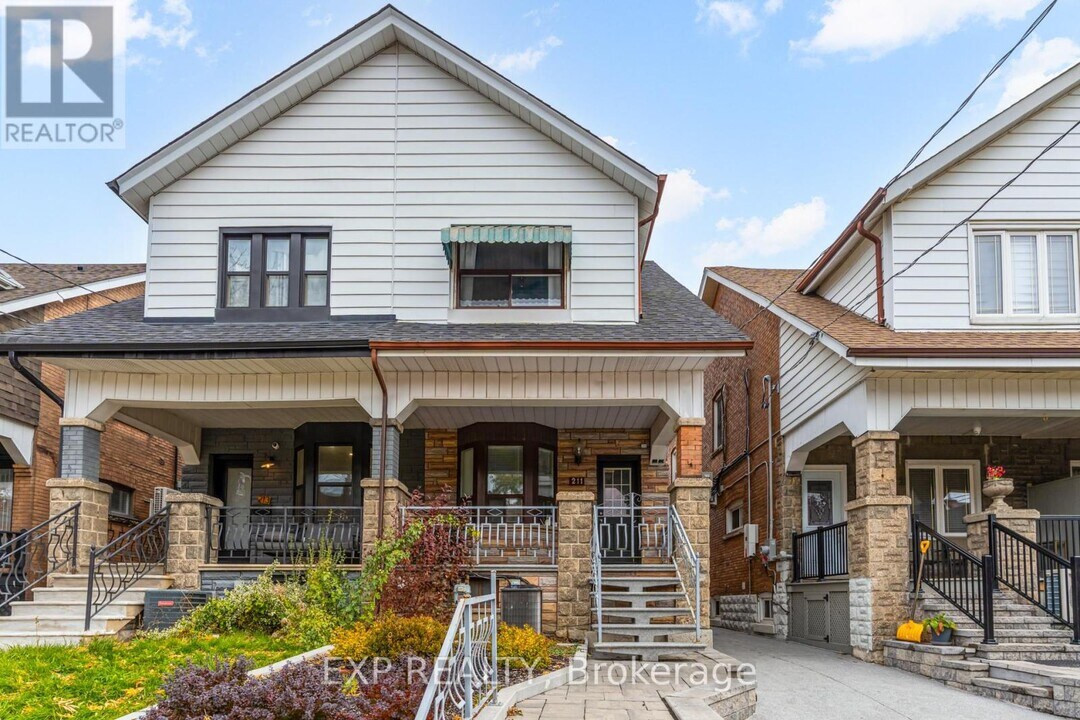 211 Lauder Ave in Toronto, ON - Building Photo