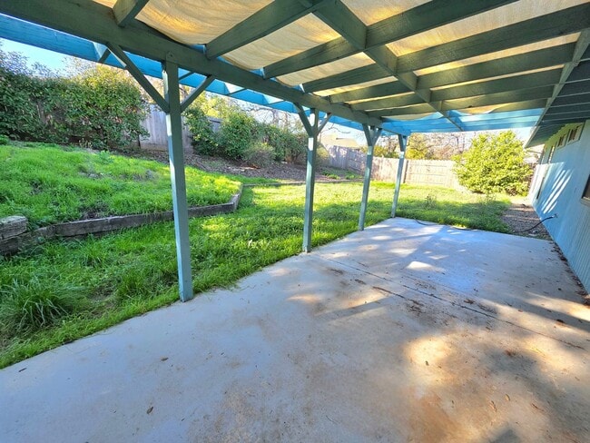 1756 Mary Lake Dr in Redding, CA - Building Photo - Building Photo