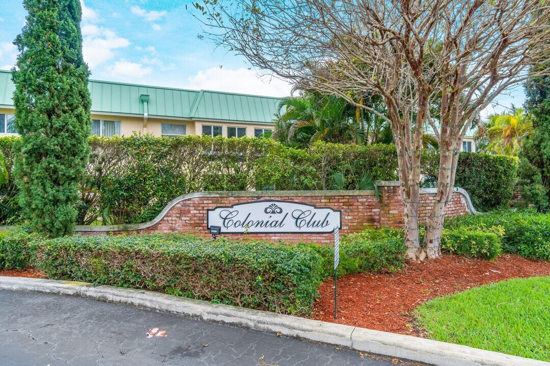 21 Colonial Club Dr in Boynton Beach, FL - Building Photo