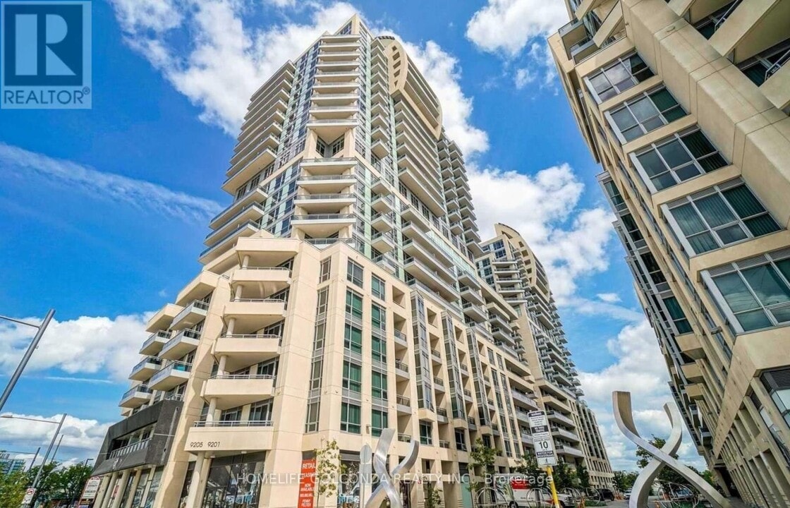 9201 Yonge St in Richmond Hill, ON - Building Photo