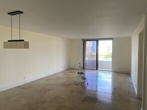 2500 Parkview Dr, Unit 7th floor in Hallandale Beach, FL - Foto de edificio - Building Photo