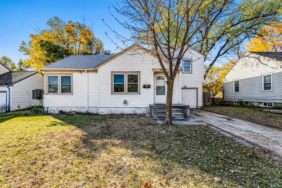 915 N Pinecrest St in Wichita, KS - Building Photo