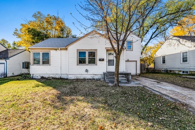 property at 915 N Pinecrest St