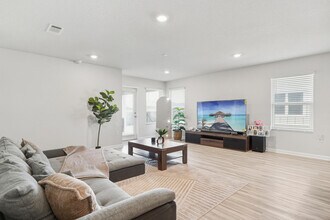 526 Mary Lou Way in Crestview, FL - Building Photo - Building Photo