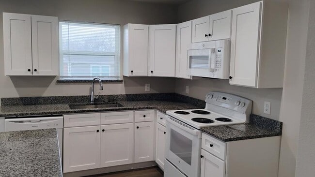 210 Hoover Ln in Azle, TX - Building Photo - Building Photo