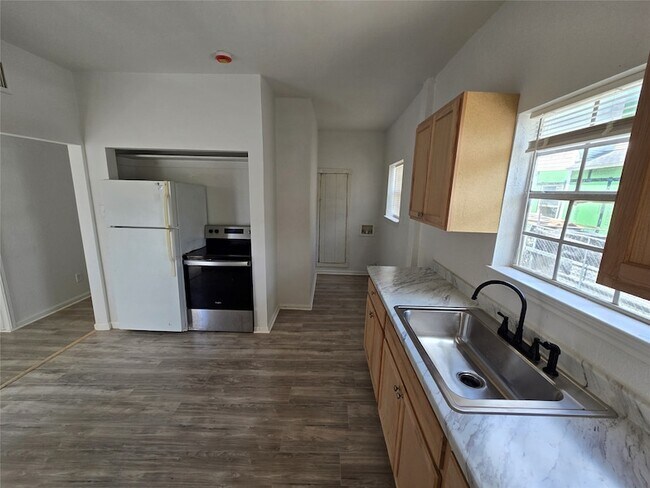 3265 W Camp Wisdom Rd, Unit 103 in Dallas, TX - Building Photo - Building Photo