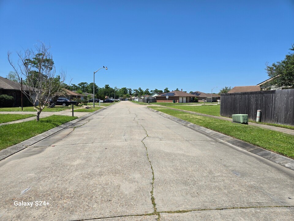2552 Oakmere Dr in Harvey, LA - Foto de edificio