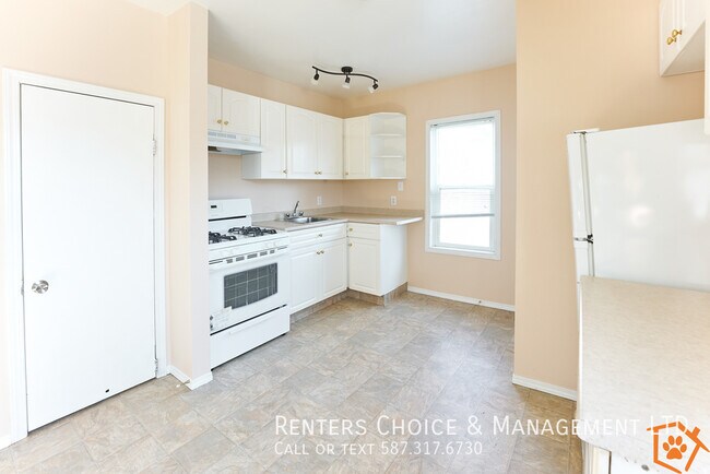Pet Friendly Top Floor Apartment Near Down in Lethbridge, AB - Building Photo - Building Photo