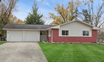 21W225 Coronet Rd in Lombard, IL - Building Photo