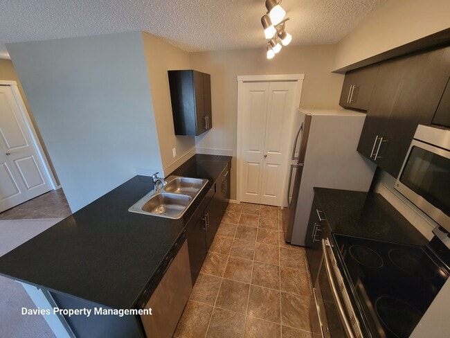 5816 Mullen Pl NW in Edmonton, AB - Building Photo - Building Photo