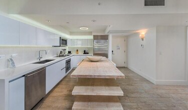 102 24th St, Unit 1007 in Miami Beach, FL - Foto de edificio - Building Photo