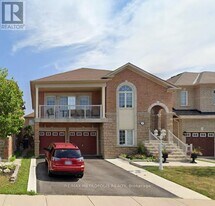 28 Sir Jacobs Crescent in Brampton, ON - Building Photo