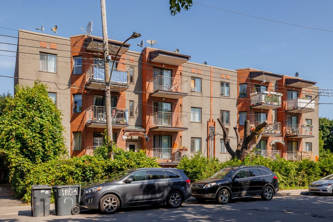 11923 Michel-Sarrazin Rue in Montréal, QC - Building Photo
