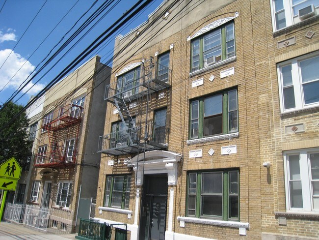 16 Broadway in Jersey City, NJ - Building Photo - Building Photo