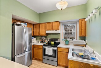 W61N386 Washington Ave, Unit Lower in Cedarburg, WI - Foto de edificio - Building Photo