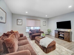 61 Eton Way in Franklin Township, NJ - Foto de edificio - Building Photo