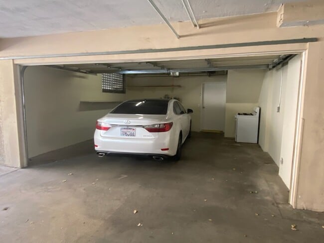 7020 Lennox Ave, Unit 7 in Van Nuys, CA - Foto de edificio - Building Photo