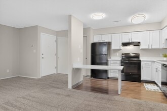 Windsor on the River in Cedar Rapids, IA - Foto de edificio - Building Photo