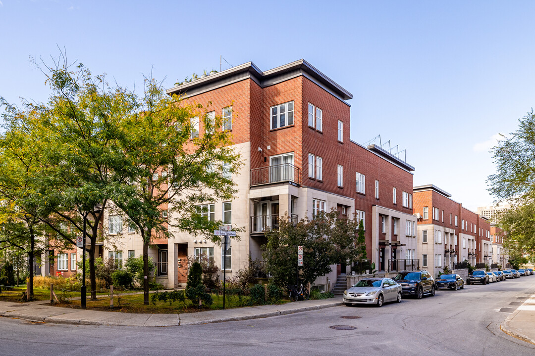 902-950 Saint-Antoine Rue E in Montréal, QC - Building Photo