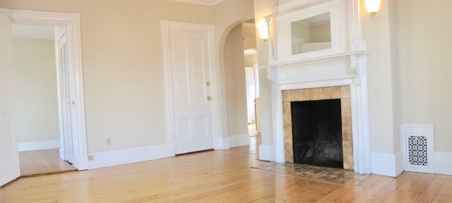 70 Church St, Unit 2 in Wellesley, MA - Foto de edificio - Building Photo