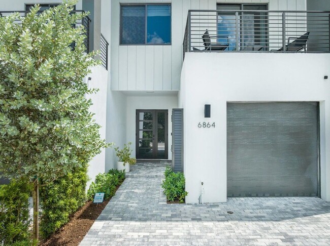 6864 SW 80th St in South Miami, FL - Building Photo - Building Photo