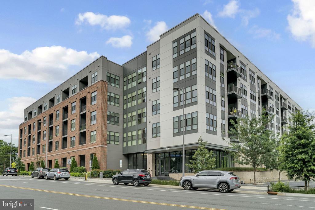 1761 Old Meadow Rd in McLean, VA - Building Photo