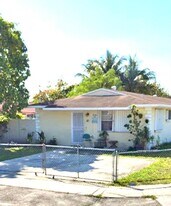998 NW 109th St in Miami, FL - Building Photo