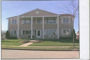 2051 Cliff Alex Ct S, Unit Apt 3 in Waukesha, WI - Building Photo