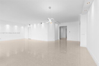 21200 NE 38th Ave in Aventura, FL - Building Photo - Building Photo