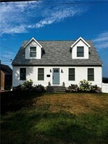 433 Wolcott Ave in Middletown, RI - Building Photo