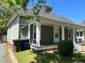 2420 Lomond St in Winston-Salem, NC - Foto de edificio - Building Photo