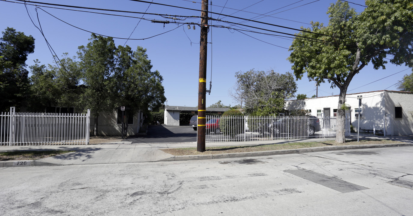 726-732 Hollister St in San Fernando, CA - Building Photo