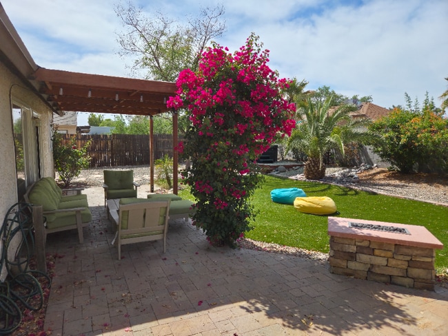property at 1118 E Wickieup Ln