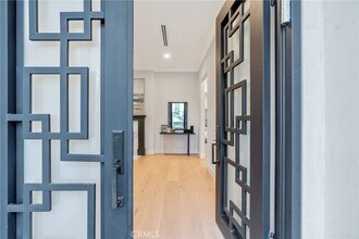 19148 W Oxnard St in Los Angeles, CA - Building Photo - Building Photo