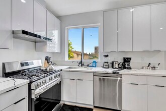 1151 W 37th Dr- Housing near USC in Los Angeles, CA - Building Photo - Building Photo