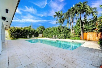 555 SW 27th Rd in Miami, FL - Building Photo - Building Photo