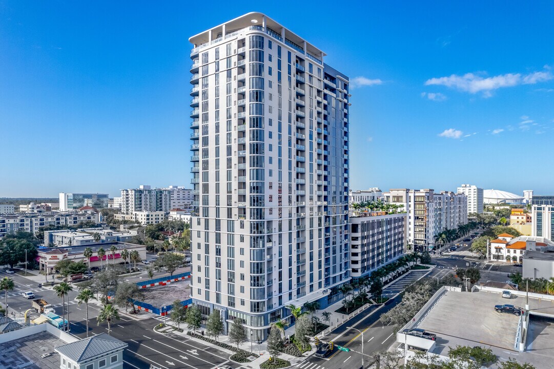 EVO APARTMENTS in St. Petersburg, FL - Building Photo