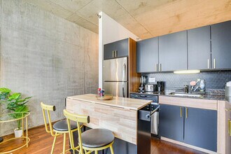 235 W Van Buren St in Chicago, IL - Building Photo - Building Photo