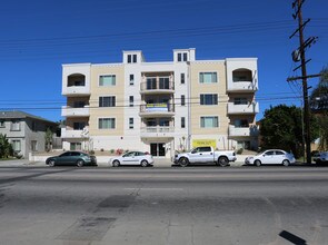 15435 Vanowen St in Van Nuys, CA - Foto de edificio - Building Photo