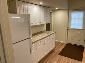 31 Elm Hill Rd, Unit Apartment 2 in Vernon, CT - Foto de edificio - Building Photo