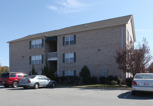 University Pointe Apartments in Elon, NC - Building Photo - Building Photo