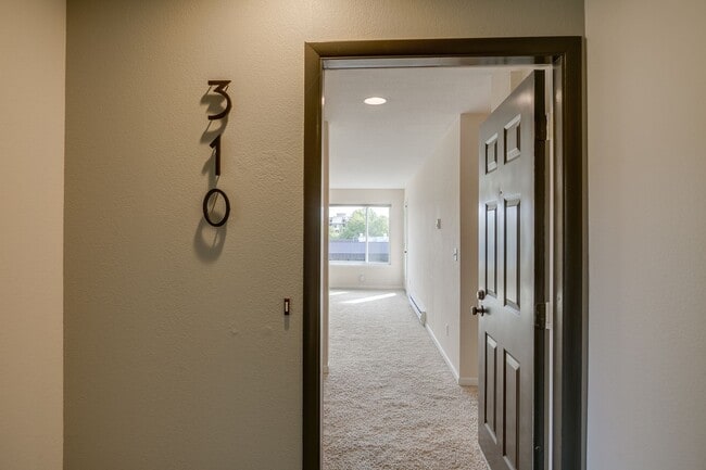 2740 76th Ave SE in Mercer Island, WA - Building Photo - Building Photo