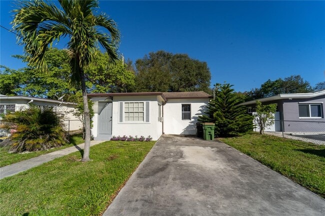 1215 NE 127th St in North Miami, FL - Building Photo - Building Photo