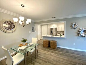 30 Westwood Dr in Westbury, NY - Building Photo - Building Photo