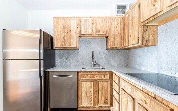 8340 Greensboro Dr, Unit One bed with One Office in McLean, VA - Foto de edificio - Building Photo