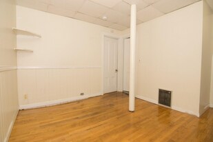 533 Newbury St, Unit B