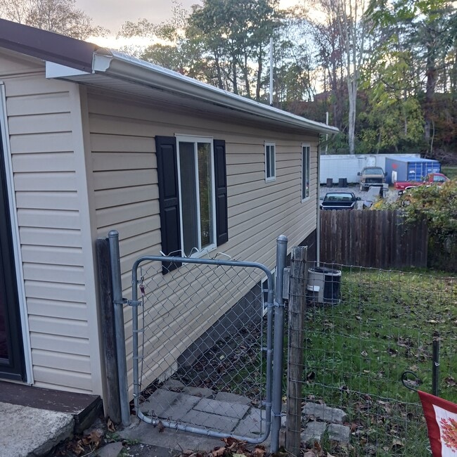 1451 Stanaford Rd in Beckley, WV - Building Photo - Building Photo