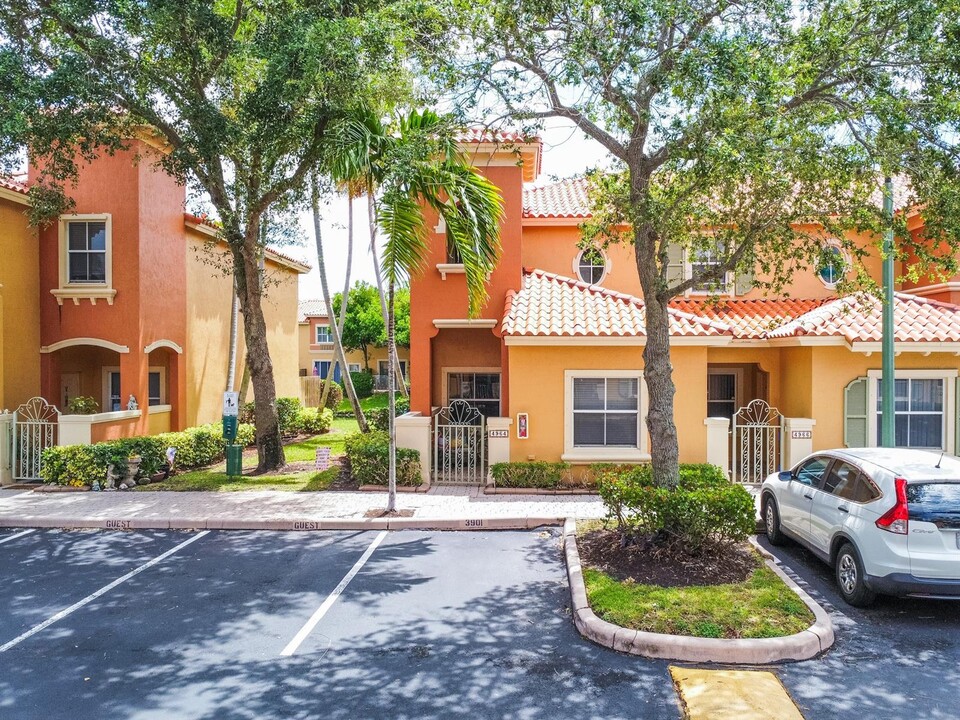 4964 Leeward Ln in Fort Lauderdale, FL - Foto de edificio