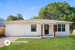 102 E Barton St in Crandall, TX - Building Photo